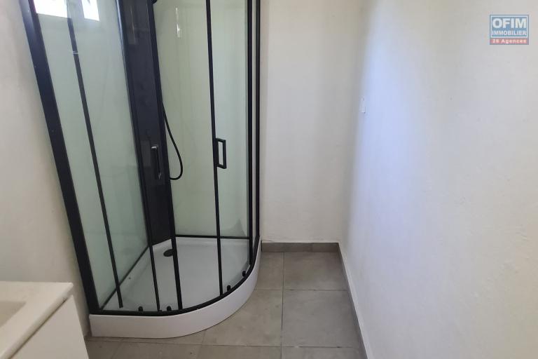 &agrave; lou&eacute; maison jumel&eacute;e avec 3 chambres, r&eacute;nov&eacute;e, grand jardin situ&eacute; &Agrave; BRAS CANOT/ ST BENOIT