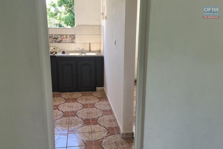 &agrave; lou&eacute; maison jumel&eacute;e avec 3 chambres, r&eacute;nov&eacute;e, grand jardin situ&eacute; &Agrave; BRAS CANOT/ ST BENOIT