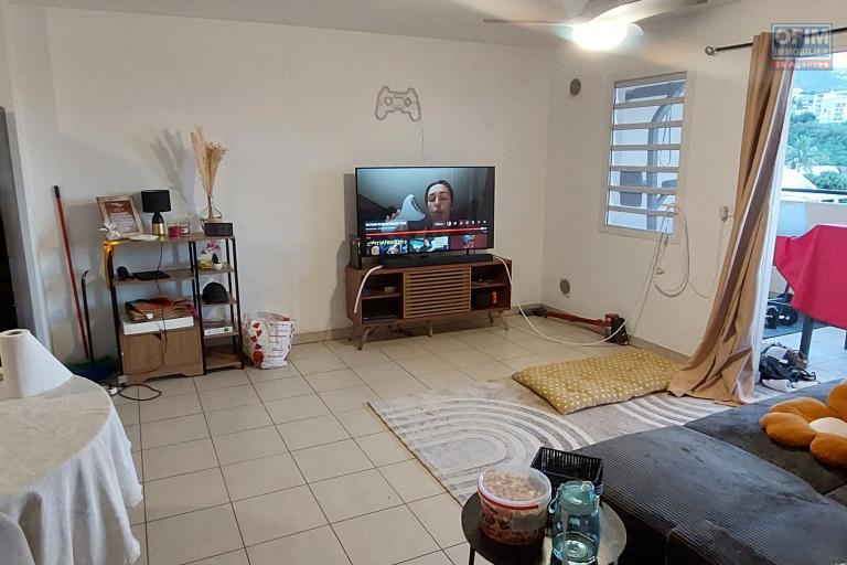 Spécial investisseur : a vendre un appartement T2 Loué au dernier Étage avec une vue Mer et Montagne a Sainte Clotilde