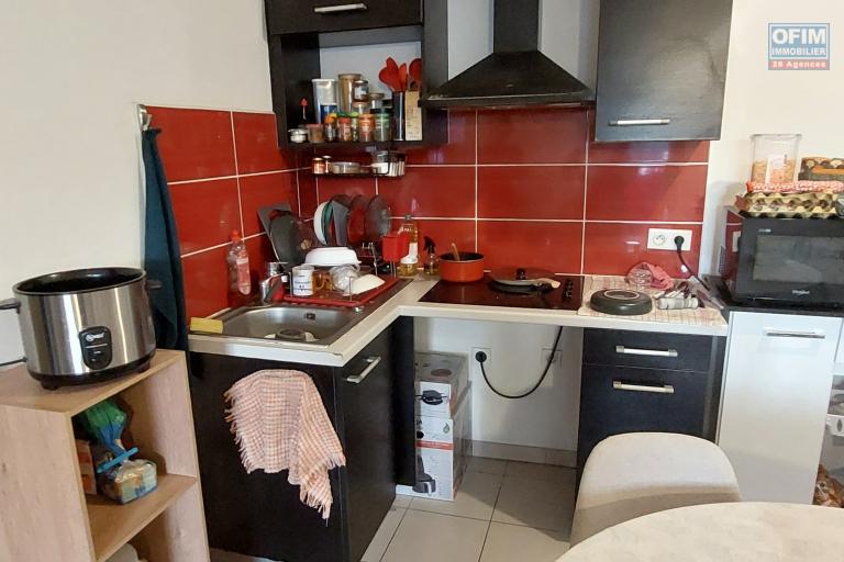 Spécial investisseur : a vendre un appartement T2 Loué au dernier Étage avec une vue Mer et Montagne a Sainte Clotilde