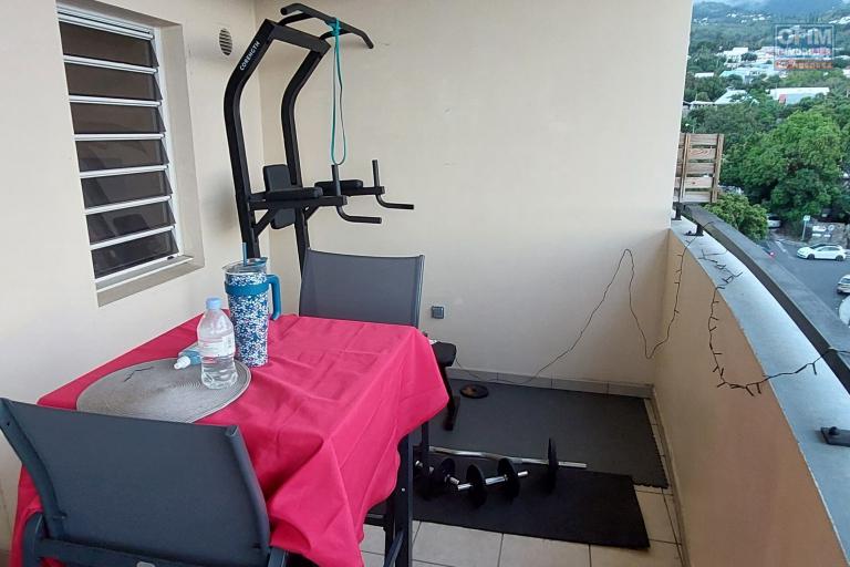 Spécial investisseur : a vendre un appartement T2 Loué au dernier Étage avec une vue Mer et Montagne a Sainte Clotilde