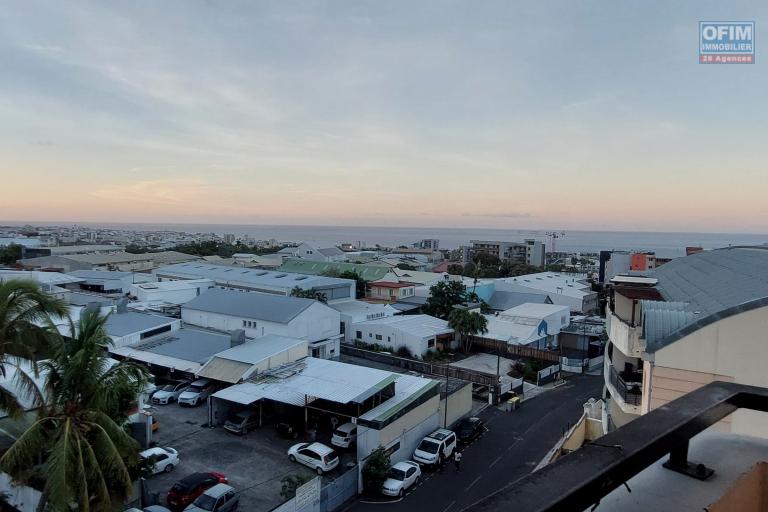Spécial investisseur : a vendre un appartement T2 Loué au dernier Étage avec une vue Mer et Montagne a Sainte Clotilde