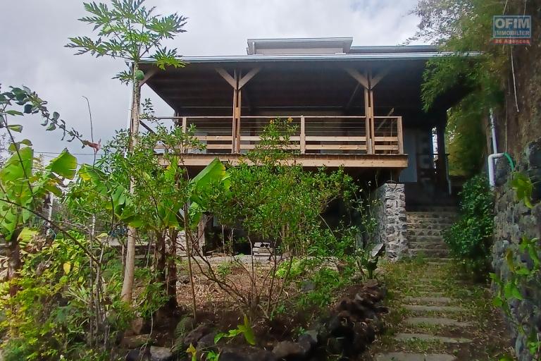 A LOUER Jolie maison à étage de type F4 sur Saint-Gilles Les Hauts