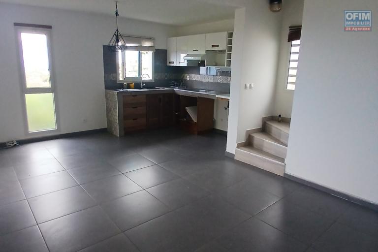 A LOUER Jolie maison à étage de type F4 sur Saint-Gilles Les Hauts