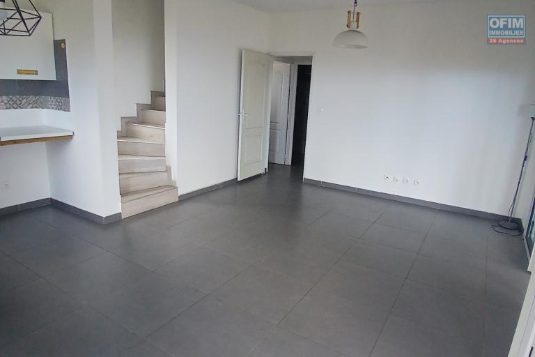 A LOUER Jolie maison à étage de type F4 sur Saint-Gilles Les Hauts