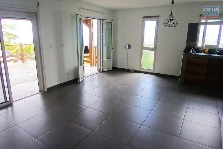 A LOUER Jolie maison à étage de type F4 sur Saint-Gilles Les Hauts