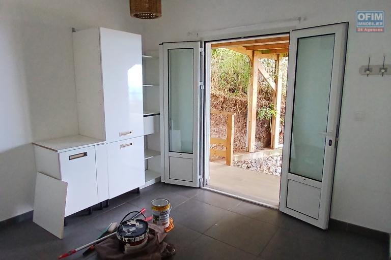 A LOUER Jolie maison à étage de type F4 sur Saint-Gilles Les Hauts