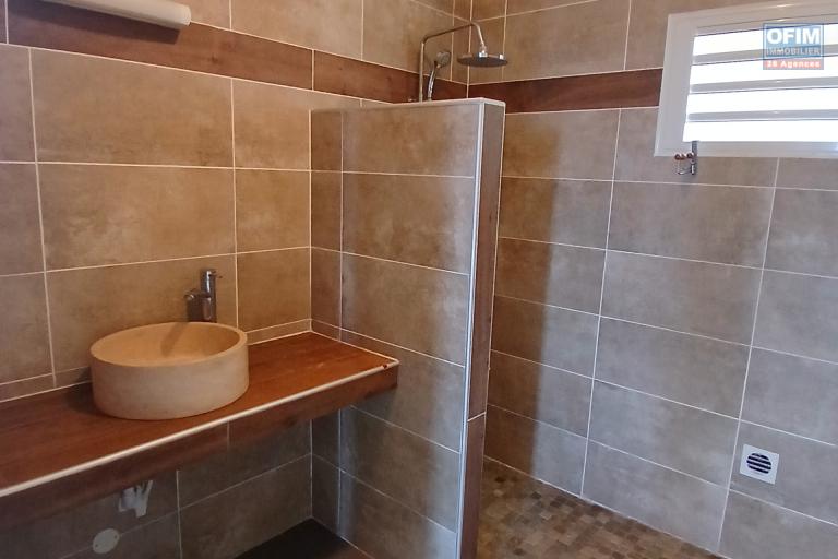 A LOUER Jolie maison à étage de type F4 sur Saint-Gilles Les Hauts