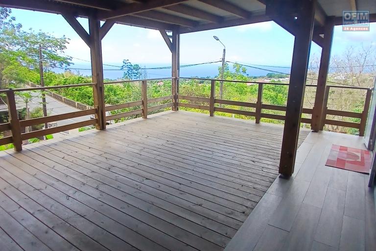 A LOUER Jolie maison à étage de type F4 sur Saint-Gilles Les Hauts