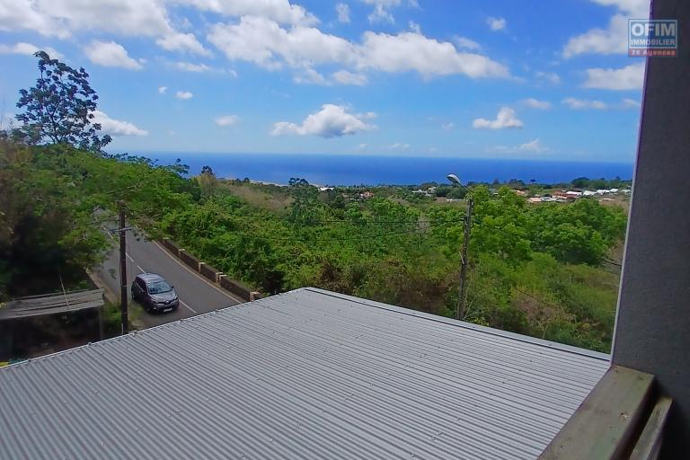A LOUER Jolie maison à étage de type F4 sur Saint-Gilles Les Hauts