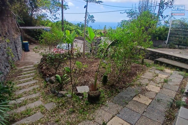 A LOUER Jolie maison à étage de type F4 sur Saint-Gilles Les Hauts