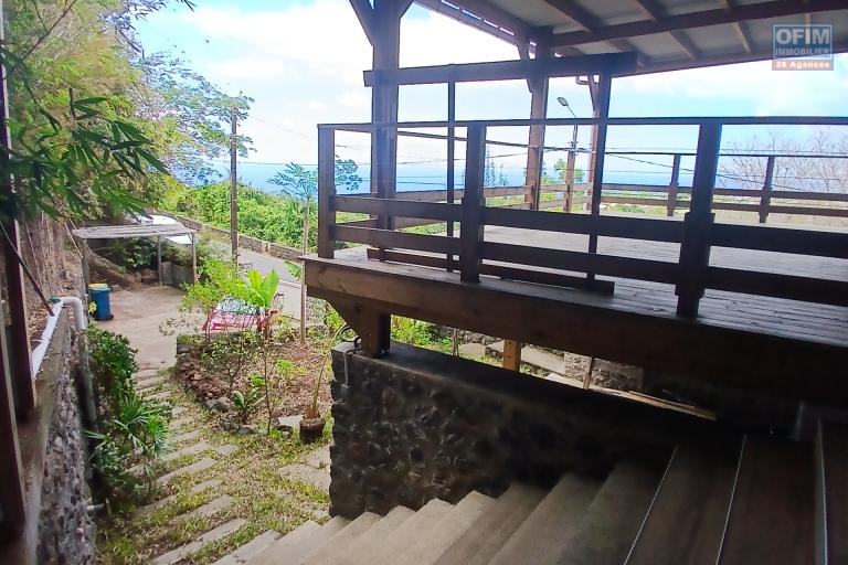 A LOUER Jolie maison à étage de type F4 sur Saint-Gilles Les Hauts