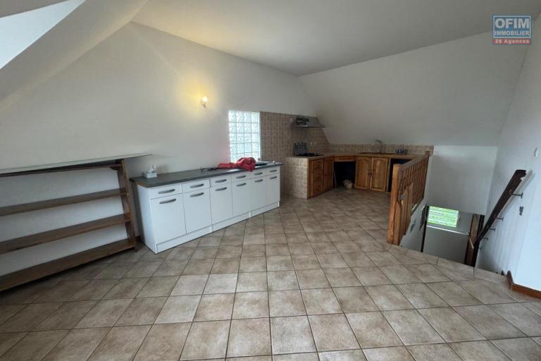 A louer joli appartement avec jardin dans villa secteur Trois Mares