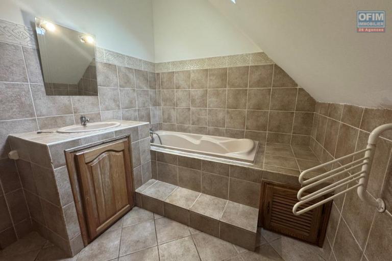 A louer joli appartement avec jardin dans villa secteur Trois Mares