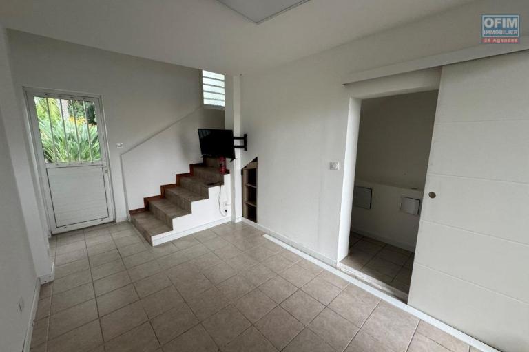 A louer joli appartement avec jardin dans villa secteur Trois Mares