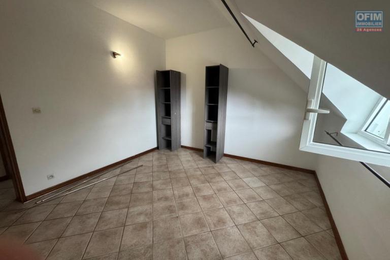 A louer joli appartement avec jardin dans villa secteur Trois Mares