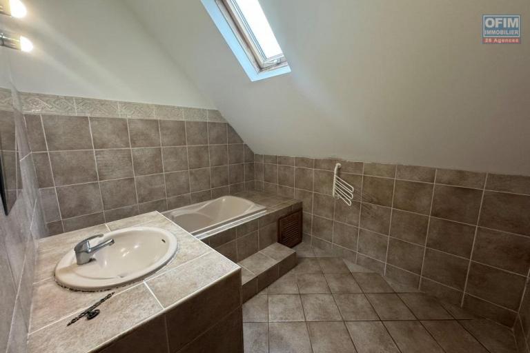 A louer joli appartement avec jardin dans villa secteur Trois Mares