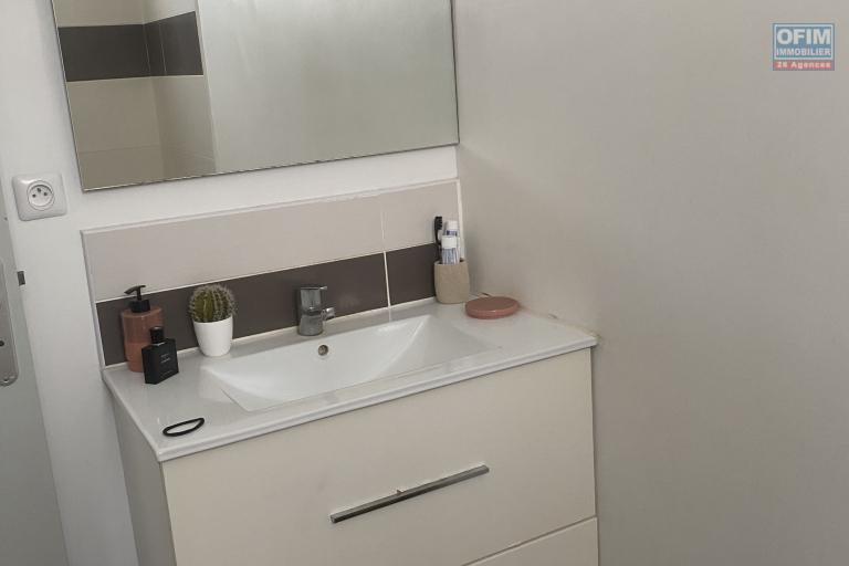 A vendre bel appartement T2 avec vue mer au centre ville de la Possession.