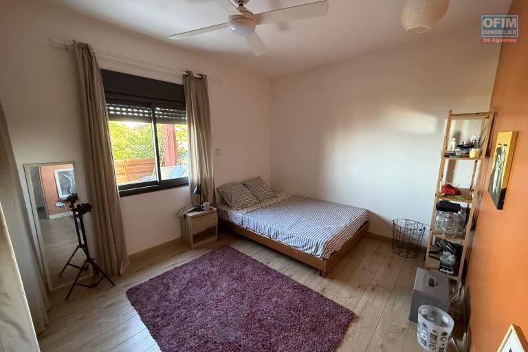 Belle maison récente F5 plain-pied de 130 m² habitables + 35 m² de varangue et 50 m² de terrasse avec jacuzzi, implantée sur un terrain plat de 572 m² avec vue mer et montagne.