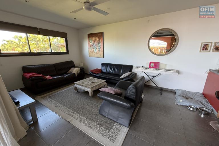 Belle maison récente F5 plain-pied de 130 m² habitables + 35 m² de varangue et 50 m² de terrasse avec jacuzzi, implantée sur un terrain plat de 572 m² avec vue mer et montagne.