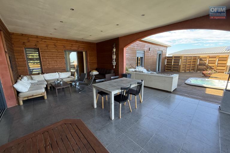 Belle maison récente F5 plain-pied de 130 m² habitables + 35 m² de varangue et 50 m² de terrasse avec jacuzzi, implantée sur un terrain plat de 572 m² avec vue mer et montagne.