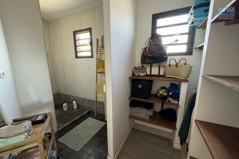 Belle maison récente F5 plain-pied de 130 m² habitables + 35 m² de varangue et 50 m² de terrasse avec jacuzzi, implantée sur un terrain plat de 572 m² avec vue mer et montagne.