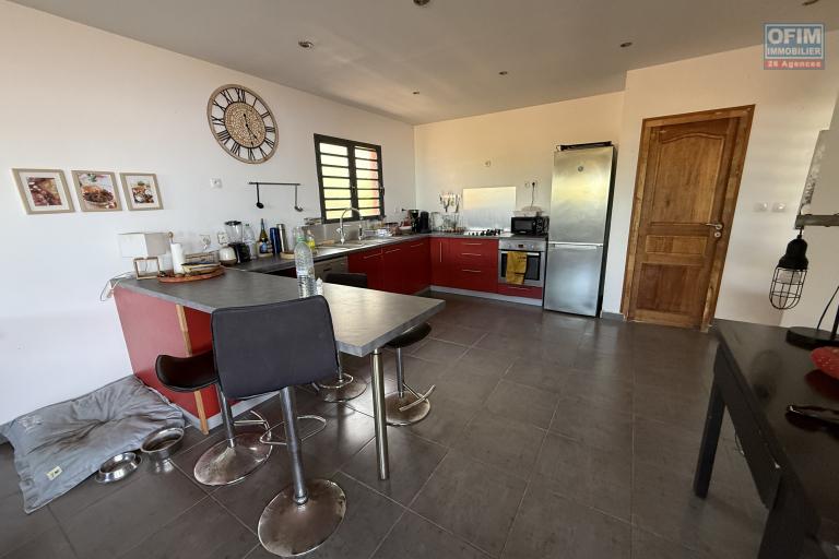 Belle maison récente F5 plain-pied de 130 m² habitables + 35 m² de varangue et 50 m² de terrasse avec jacuzzi, implantée sur un terrain plat de 572 m² avec vue mer et montagne.