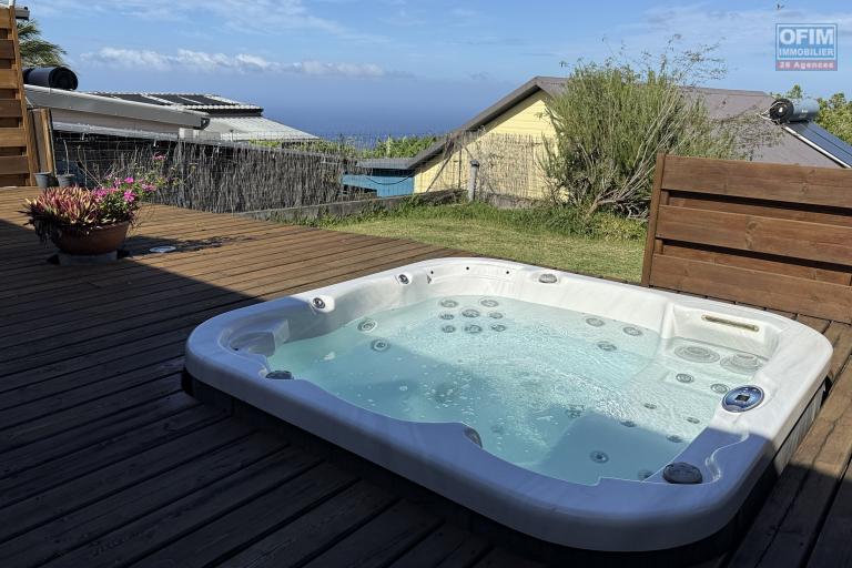 Belle maison récente F5 plain-pied de 130 m² habitables + 35 m² de varangue et 50 m² de terrasse avec jacuzzi, implantée sur un terrain plat de 572 m² avec vue mer et montagne.