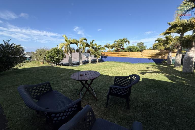 Belle maison récente F5 plain-pied de 130 m² habitables + 35 m² de varangue et 50 m² de terrasse avec jacuzzi, implantée sur un terrain plat de 572 m² avec vue mer et montagne.