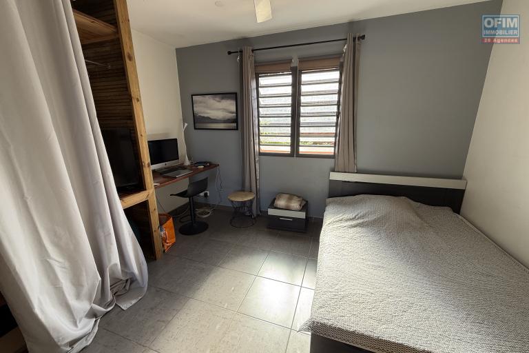 Belle maison récente F5 plain-pied de 130 m² habitables + 35 m² de varangue et 50 m² de terrasse avec jacuzzi, implantée sur un terrain plat de 572 m² avec vue mer et montagne.