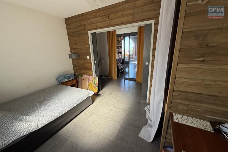 Belle maison récente F5 plain-pied de 130 m² habitables + 35 m² de varangue et 50 m² de terrasse avec jacuzzi, implantée sur un terrain plat de 572 m² avec vue mer et montagne.