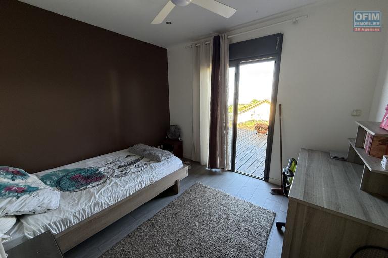 Belle maison récente F5 plain-pied de 130 m² habitables + 35 m² de varangue et 50 m² de terrasse avec jacuzzi, implantée sur un terrain plat de 572 m² avec vue mer et montagne.