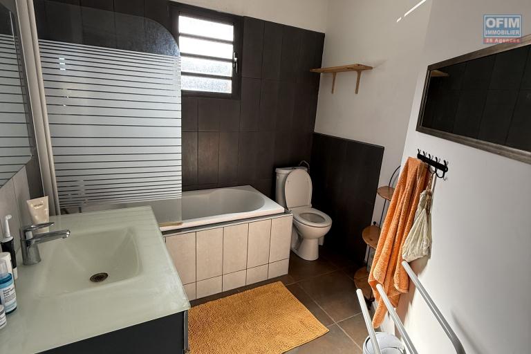 Belle maison récente F5 plain-pied de 130 m² habitables + 35 m² de varangue et 50 m² de terrasse avec jacuzzi, implantée sur un terrain plat de 572 m² avec vue mer et montagne.