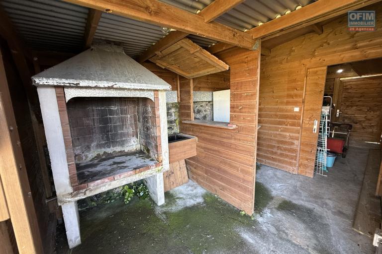 Belle maison récente F5 plain-pied de 130 m² habitables + 35 m² de varangue et 50 m² de terrasse avec jacuzzi, implantée sur un terrain plat de 572 m² avec vue mer et montagne.