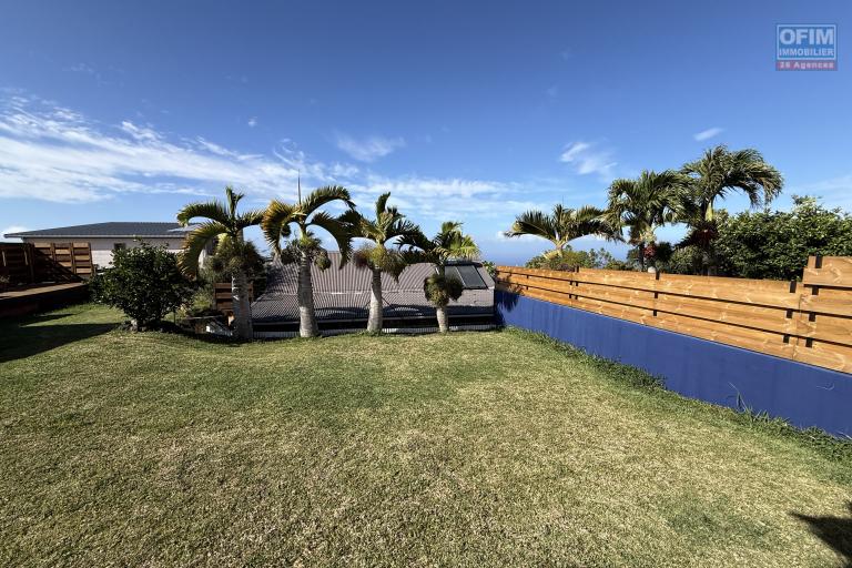 Belle maison récente F5 plain-pied de 130 m² habitables + 35 m² de varangue et 50 m² de terrasse avec jacuzzi, implantée sur un terrain plat de 572 m² avec vue mer et montagne.