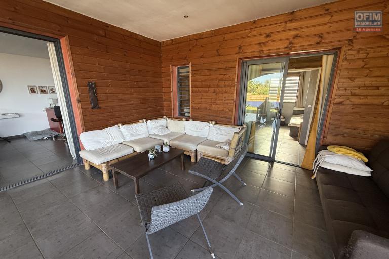 Belle maison récente F5 plain-pied de 130 m² habitables + 35 m² de varangue et 50 m² de terrasse avec jacuzzi, implantée sur un terrain plat de 572 m² avec vue mer et montagne.