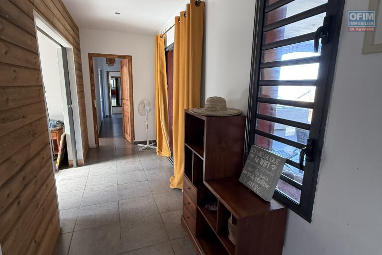 Belle maison récente F5 plain-pied de 130 m² habitables + 35 m² de varangue et 50 m² de terrasse avec jacuzzi, implantée sur un terrain plat de 572 m² avec vue mer et montagne.