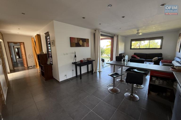 Belle maison récente F5 plain-pied de 130 m² habitables + 35 m² de varangue et 50 m² de terrasse avec jacuzzi, implantée sur un terrain plat de 572 m² avec vue mer et montagne.