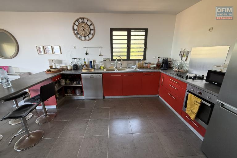 Belle maison récente F5 plain-pied de 130 m² habitables + 35 m² de varangue et 50 m² de terrasse avec jacuzzi, implantée sur un terrain plat de 572 m² avec vue mer et montagne.