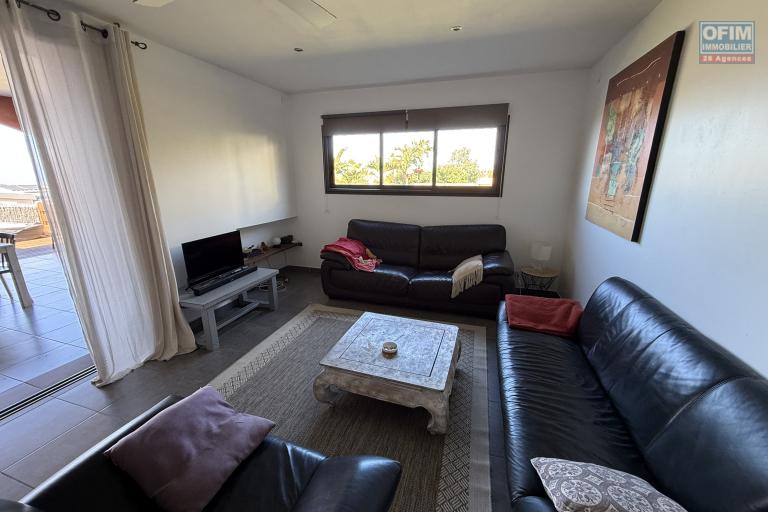 Belle maison récente F5 plain-pied de 130 m² habitables + 35 m² de varangue et 50 m² de terrasse avec jacuzzi, implantée sur un terrain plat de 572 m² avec vue mer et montagne.