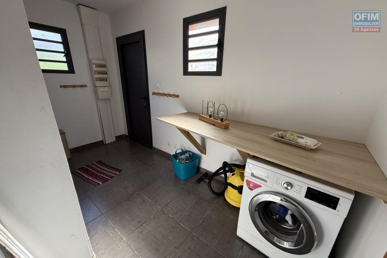 Belle maison récente F5 plain-pied de 130 m² habitables + 35 m² de varangue et 50 m² de terrasse avec jacuzzi, implantée sur un terrain plat de 572 m² avec vue mer et montagne.