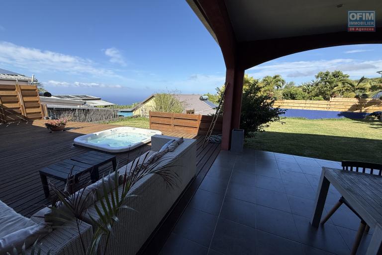 Belle maison récente F5 plain-pied de 130 m² habitables + 35 m² de varangue et 50 m² de terrasse avec jacuzzi, implantée sur un terrain plat de 572 m² avec vue mer et montagne.