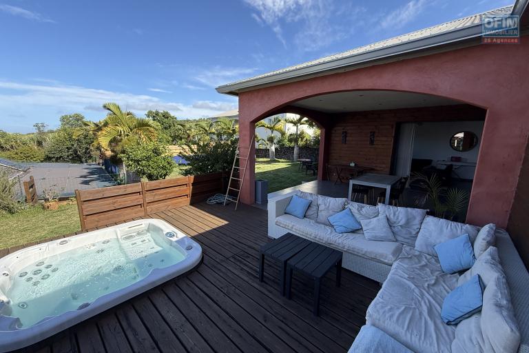 Belle maison récente F5 plain-pied de 130 m² habitables + 35 m² de varangue et 50 m² de terrasse avec jacuzzi, implantée sur un terrain plat de 572 m² avec vue mer et montagne.
