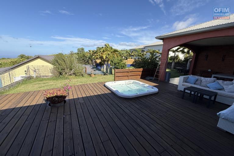 Belle maison récente F5 plain-pied de 130 m² habitables + 35 m² de varangue et 50 m² de terrasse avec jacuzzi, implantée sur un terrain plat de 572 m² avec vue mer et montagne.