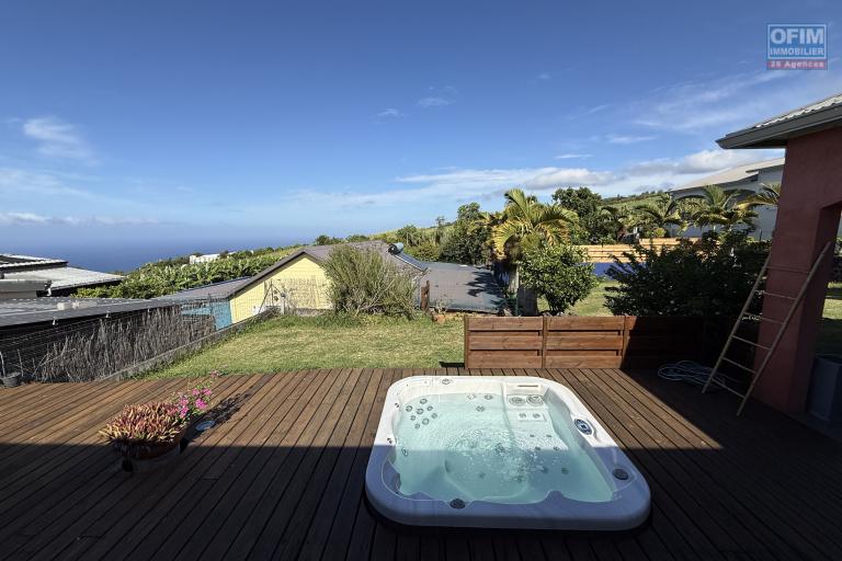 Belle maison récente F5 plain-pied de 130 m² habitables + 35 m² de varangue et 50 m² de terrasse avec jacuzzi, implantée sur un terrain plat de 572 m² avec vue mer et montagne.