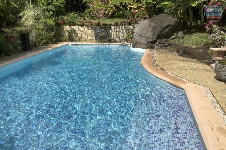 A vendre Terrain constructible avec une belle piscine - Au centre ville de la Possession.