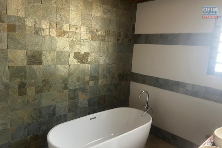 &Agrave; louer &ndash; Belle villa F4 avec piscine &ndash; Quartier du Manirons