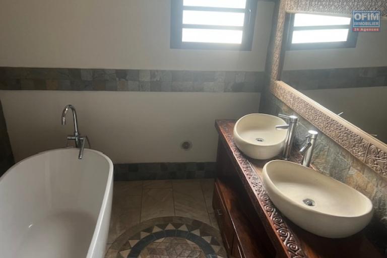 &Agrave; louer &ndash; Belle villa F4 avec piscine &ndash; Quartier du Manirons