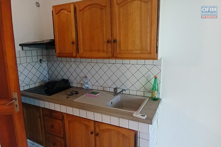 A LOUER Studio/F1 avec cour sur la SALINE LES BAINS