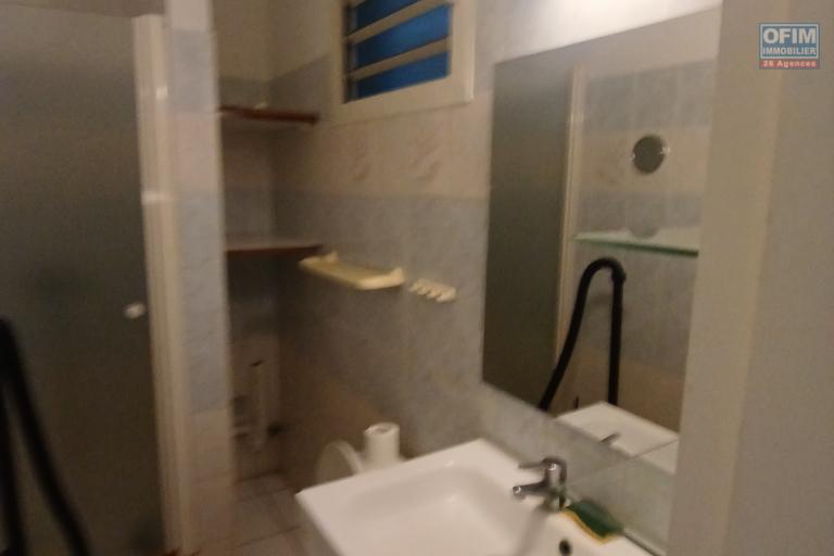 A LOUER Studio/F1 avec cour sur la SALINE LES BAINS